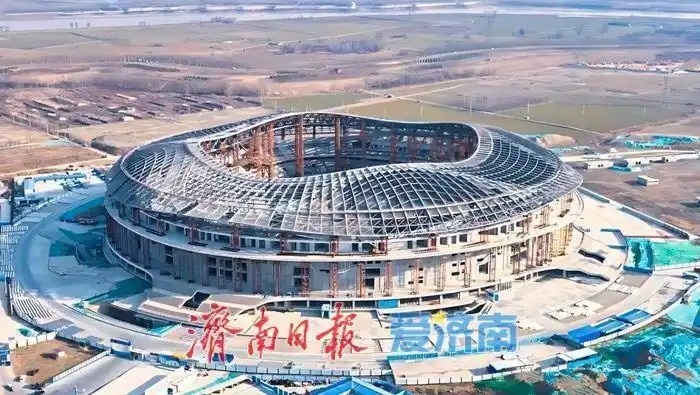 魯媒：戴上1.6萬(wàn)噸“鋼鐵巨冠”，黃河體育中心球場(chǎng)完成屋蓋施工