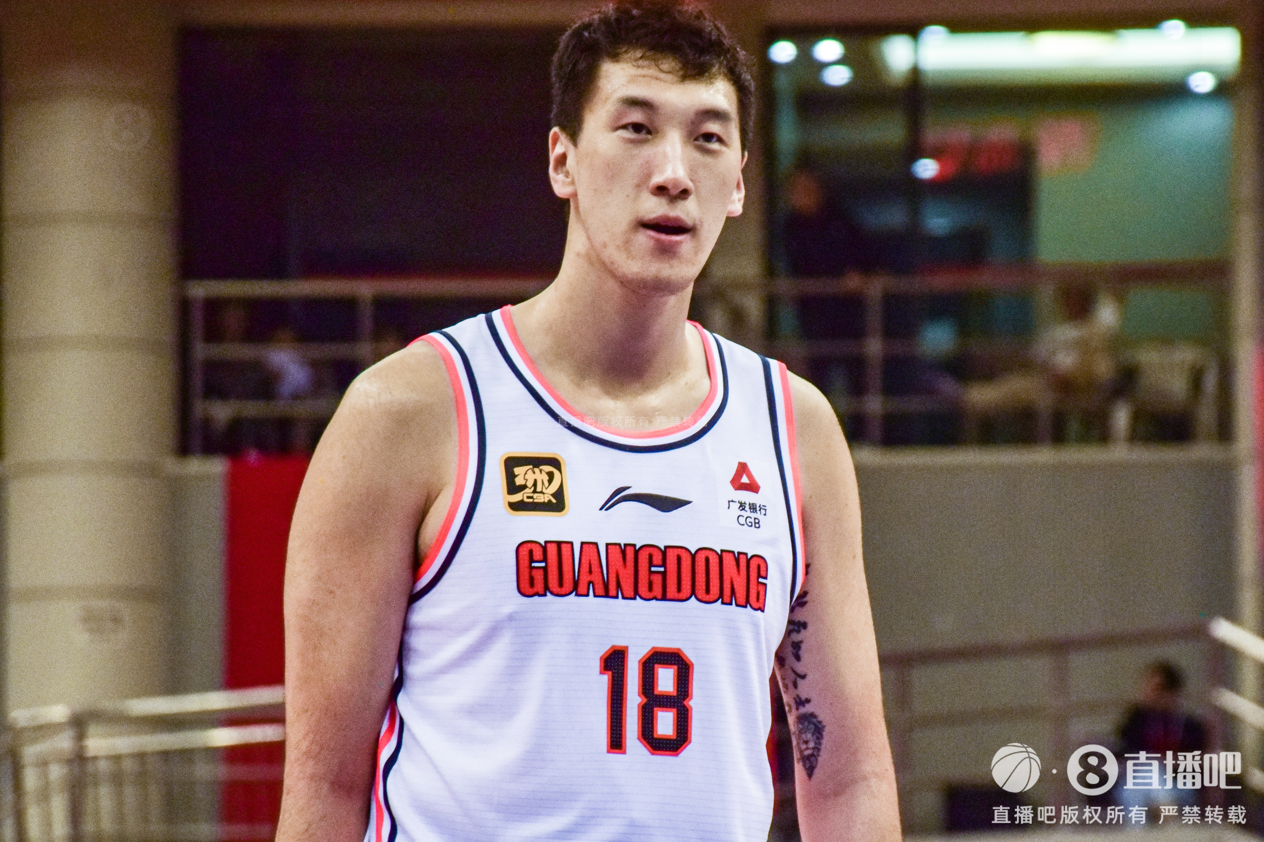 拼盡全力！杜潤旺三分8中6拿到18分2斷&6犯離場 正負值+19最高